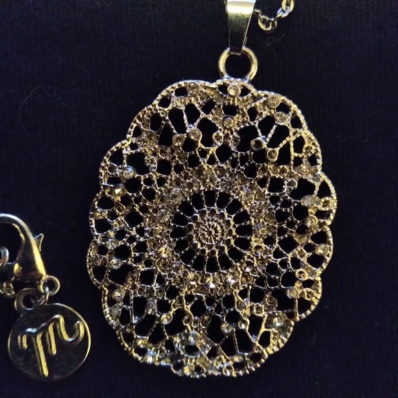 Silvertone necklace and interwined bangles - Picture 6 of 9